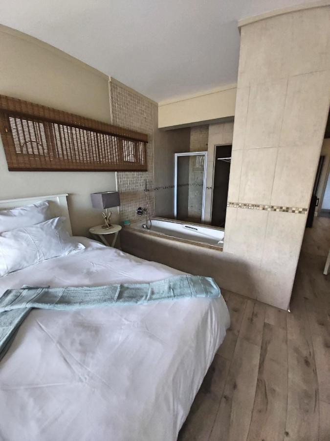 Whale Rock, Modern Beachfront Apartment Margate Extérieur photo