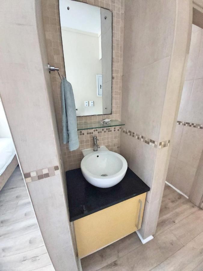 Whale Rock, Modern Beachfront Apartment Margate Extérieur photo