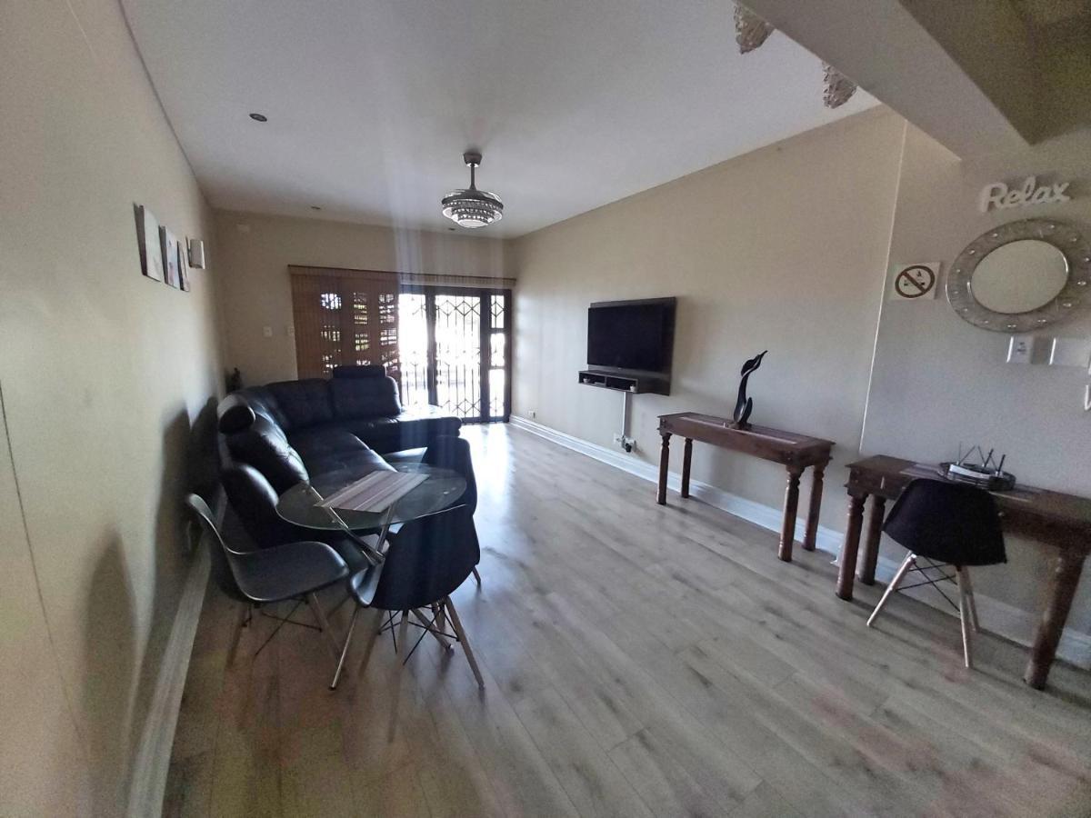 Whale Rock, Modern Beachfront Apartment Margate Extérieur photo
